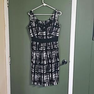 East 5th size 8 black and white